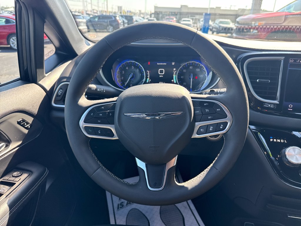 Used 2026 Chrysler Pacifica Select FWD image 17