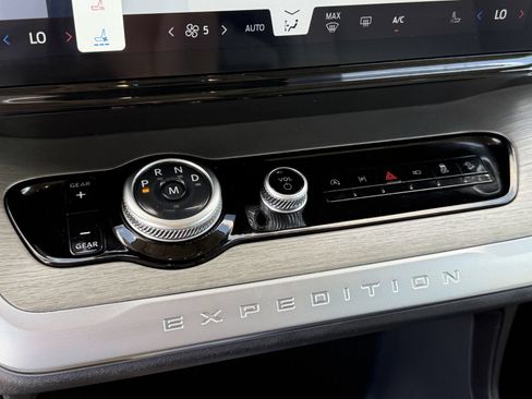 Certified 2025 Ford Expedition Max Platinum w/ Driver's Package AWD/4WD image 34