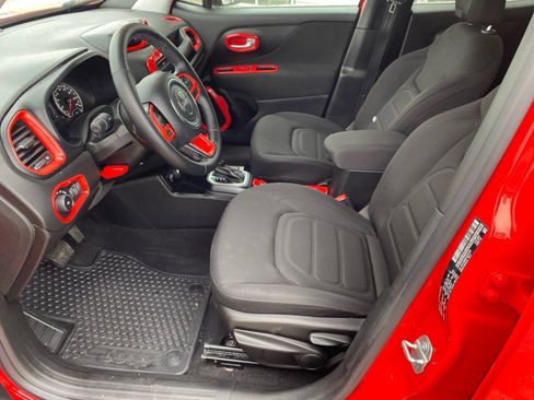 Used 2018 Jeep Renegade Latitude w/ Cold Weather Group image 9