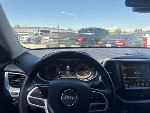 Used 2018 Jeep Cherokee Trailhawk w/ Comfort/Convenience Group AWD/4WD image 26
