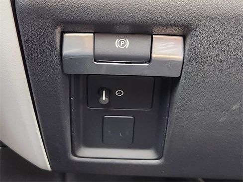 Used 2025 Land Rover Defender 130 X-Dynamic SE image 18