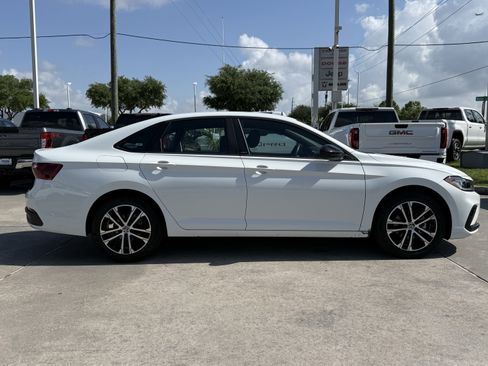 Used 2025 Volkswagen Jetta Sport FWD image 3