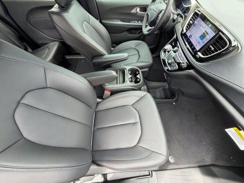 New 2027 Chrysler Pacifica Select FWD image 10