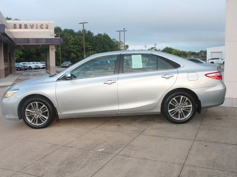 Used 2017 Toyota Camry SE w/ Moonroof Package FWD image 7