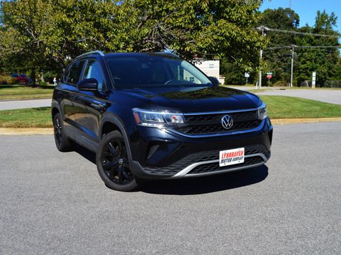 Used 2022 Volkswagen Taos SE image 2