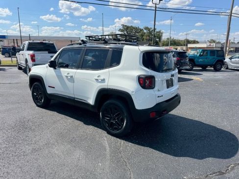 Used 2018 Jeep Renegade Trailhawk AWD/4WD image 3
