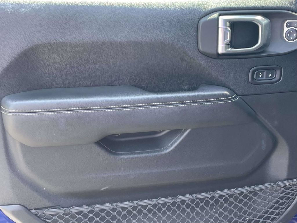 Used 2018 Jeep Wrangler Unlimited Sahara AWD/4WD image 21