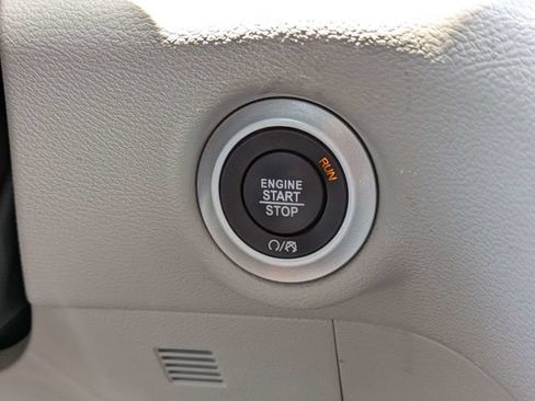Used 2023 Chrysler Pacifica Touring-L FWD image 30