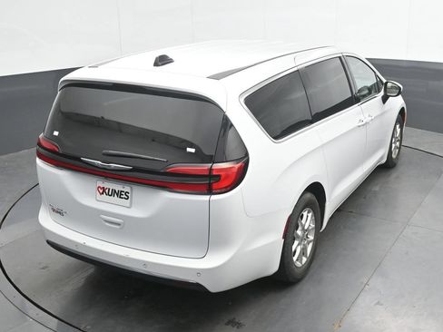 Used 2023 Chrysler Pacifica Touring-L FWD image 31