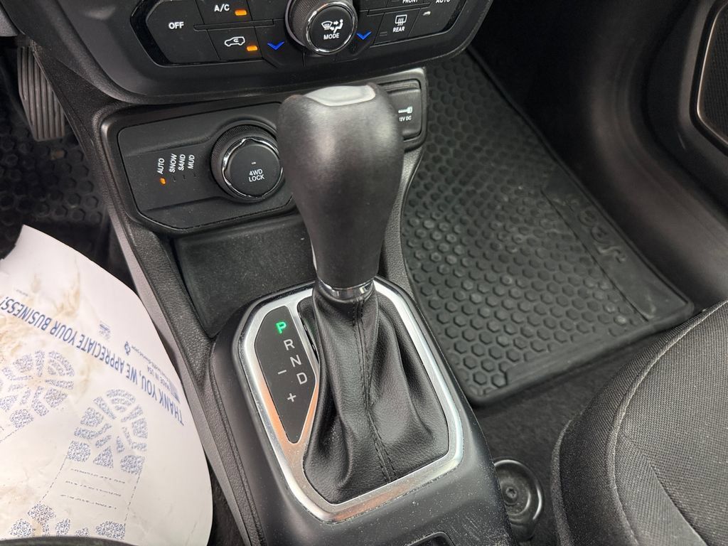 Used 2023 Jeep Renegade Latitude AWD/4WD image 30
