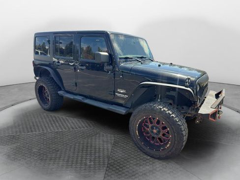 Used 2015 Jeep Wrangler Unlimited Sahara w/ Connectivity Group AWD/4WD image 3