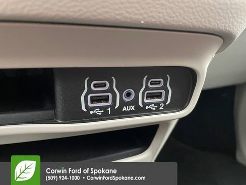 Used 2024 Chrysler Pacifica Touring-L image 35