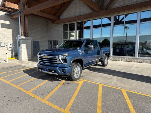 Used 2024 Chevrolet Silverado 2500 High Country w/ High Country Premium Package AWD/4WD image 1