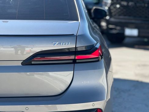 Used 2025 BMW 740i w/ Premium Package image 6