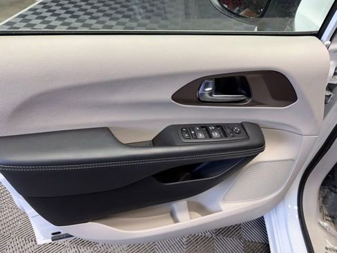 Used 2024 Chrysler Voyager LX image 15