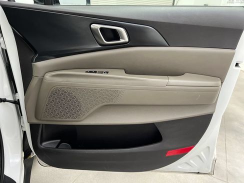 Used 2025 Kia Carnival FWD image 33