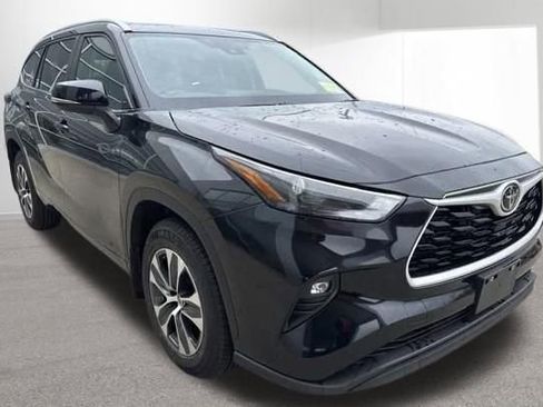 Used 2025 Toyota Highlander XLE image 2