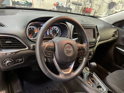 Used 2019 Jeep Cherokee Latitude w/ Popular Appearance Group FWD image 12