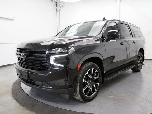 Used 2023 Chevrolet Suburban RST image 3