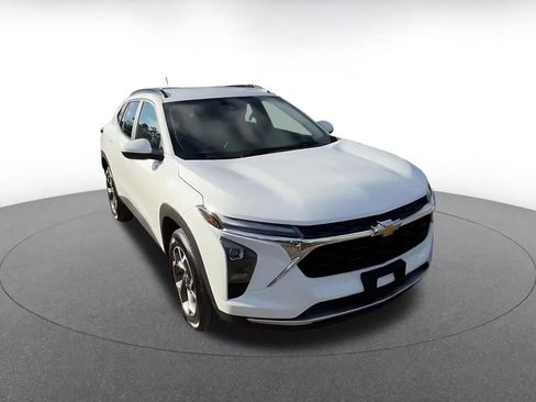 Used 2025 Chevrolet Trax LT w/ LT Convenience Package image 3