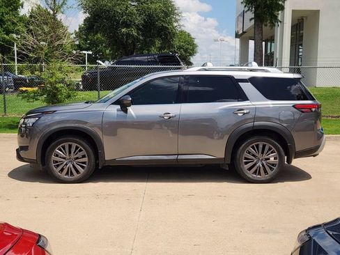 Used 2023 Nissan Pathfinder SL w/ SL Premium Package FWD image 5