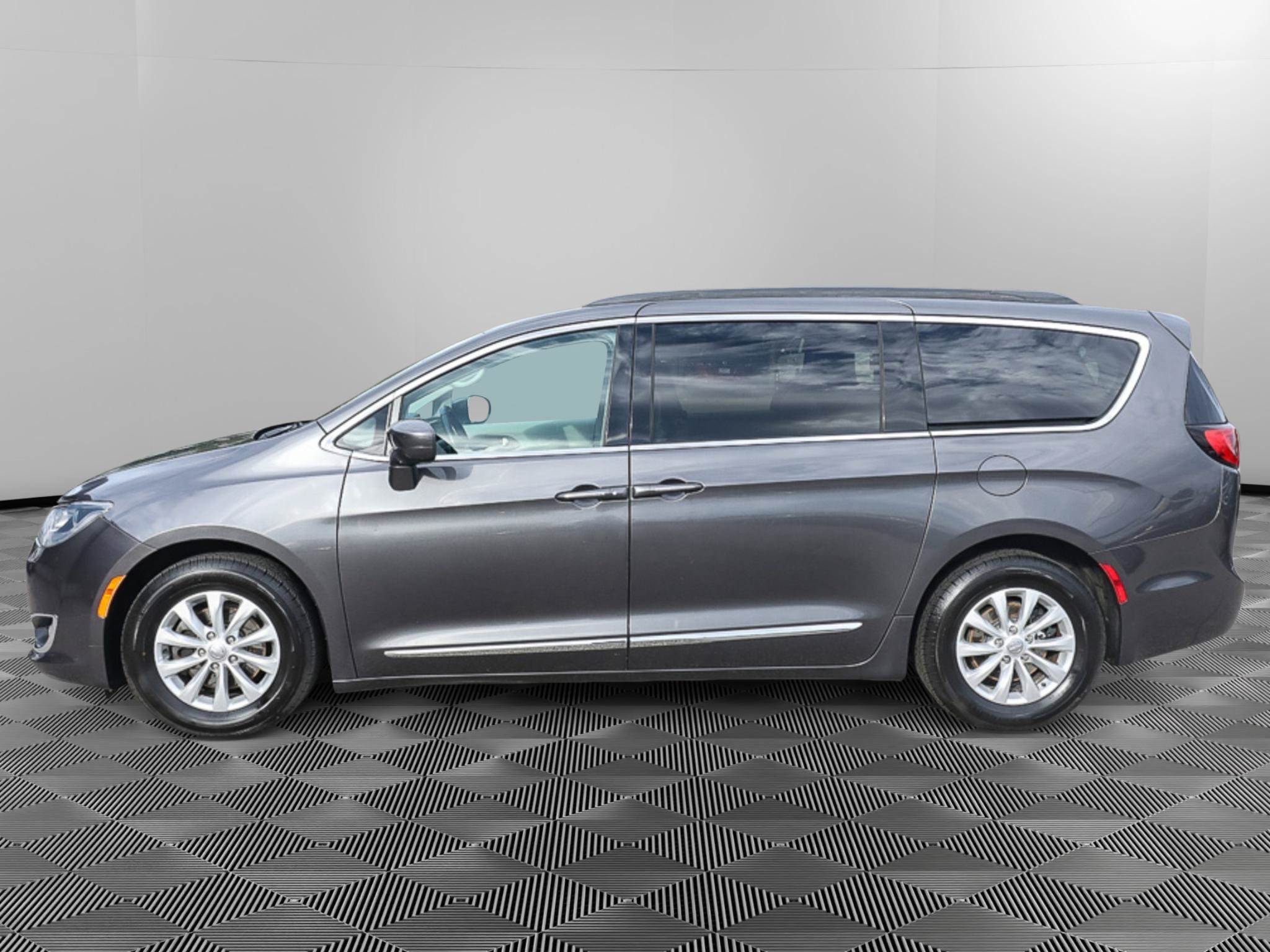 Used 2017 Chrysler Pacifica Touring-L FWD image 3