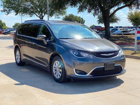 Used 2017 Chrysler Pacifica Touring-L image 16