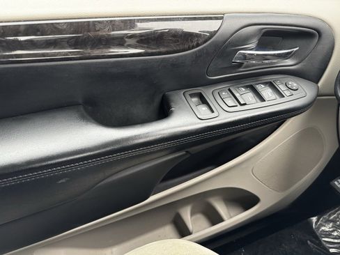 Used 2012 Dodge Grand Caravan SXT image 26