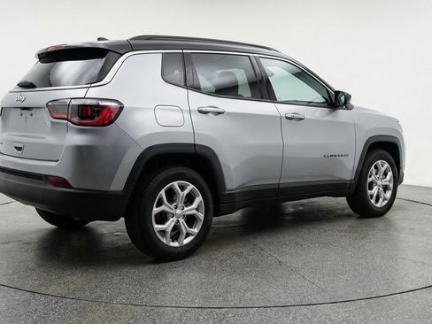 Used 2025 Jeep Compass Latitude image 9