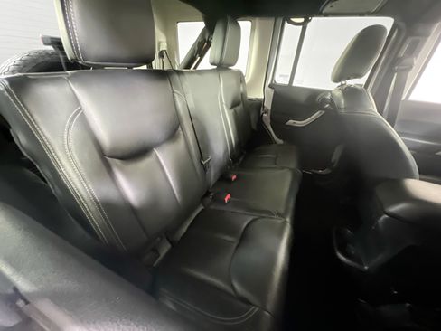 Used 2015 Jeep Wrangler Unlimited Sahara w/ Dual Top Group AWD/4WD image 23