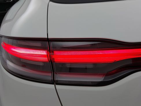Certified 2023 Porsche Macan AWD/4WD image 37