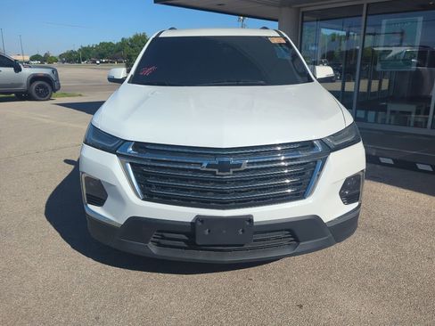 Used 2023 Chevrolet Traverse LT FWD image 2