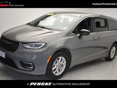 Used 2025 Chrysler Pacifica Select
