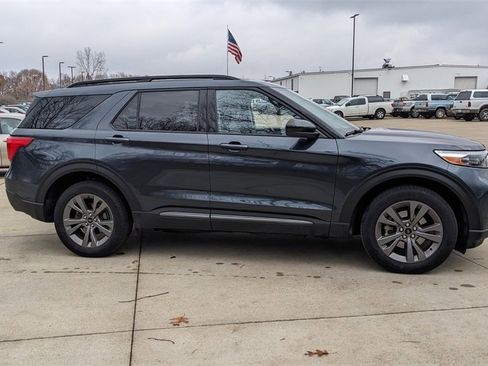 Used 2022 Ford Explorer XLT w/ Equipment Group 202A image 2