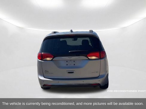 Used 2017 Chrysler Pacifica Limited w/ UConnect Theater Package FWD image 7
