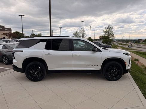 Used 2024 Chevrolet Traverse RS FWD image 12