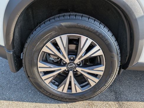 Certified 2023 Nissan Rogue SV FWD image 12