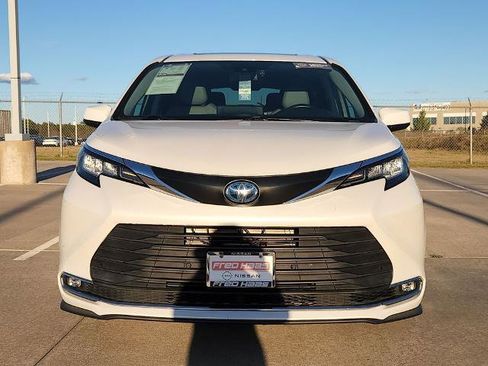Used 2022 Toyota Sienna XLE image 9