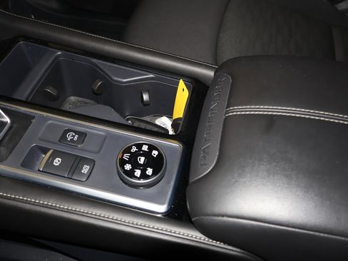 Used 2025 Nissan Pathfinder SV image 33