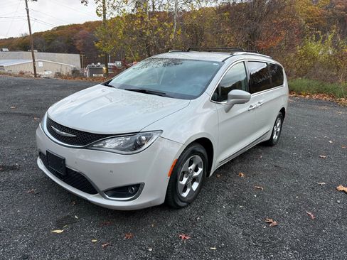 Used 2017 Chrysler Pacifica Touring-L Plus image 3