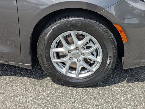 Used 2022 Chrysler Pacifica Touring-L image 10