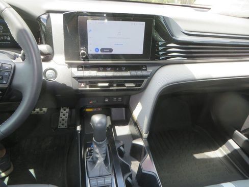 Used 2025 Toyota Camry SE image 18