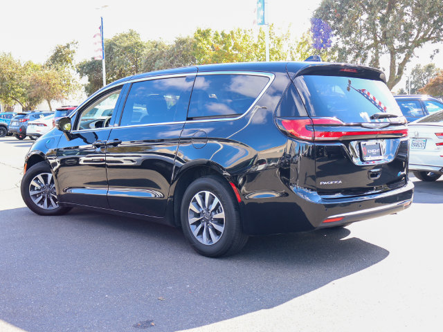 Used 2024 Chrysler Pacifica Limited FWD image 9