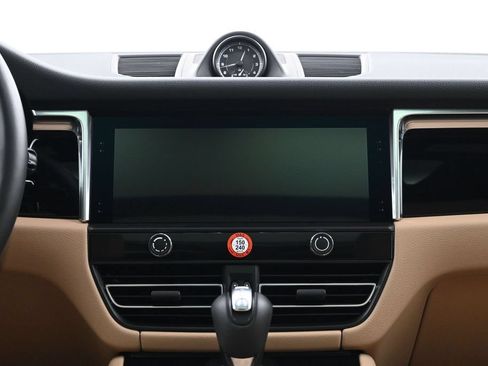 Certified 2025 Porsche Macan AWD/4WD image 11
