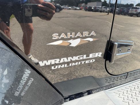 Used 2016 Jeep Wrangler Unlimited Sahara w/ Connectivity Group AWD/4WD image 10