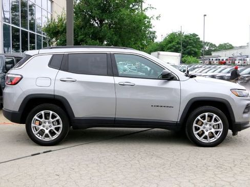 Used 2023 Jeep Compass Latitude AWD/4WD image 4
