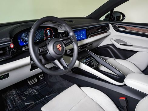 Certified 2025 Porsche Macan 4S Electric AWD/4WD image 4