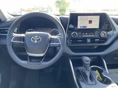 Used 2023 Toyota Highlander L FWD image 13