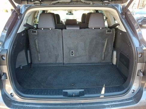 Used 2024 Toyota Highlander LE FWD image 29