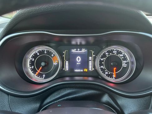 Used 2019 Jeep Cherokee Latitude Plus FWD image 33